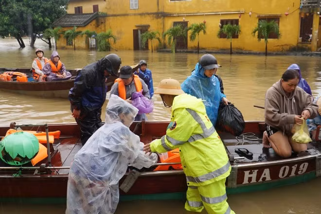 Công an phường Hội An, thành phố Đà Nẵng trực tại các điểm, đón người dân di tản. (Ảnh: THANH TÂM)