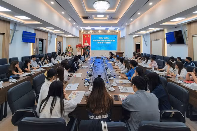 Toàn cảnh chương trình giao lưu giữa đoàn sinh viên Học viện Báo chí và Tuyên truyền với Báo Nhân Dân.
