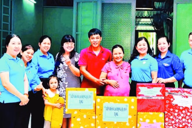 "Mái ấm công đoàn" được trao tặng cho gia đình chị Nguyễn Thị Thùy My là động lực để vợ chồng chị thêm niềm tin vươn lên trong cuộc sống. 