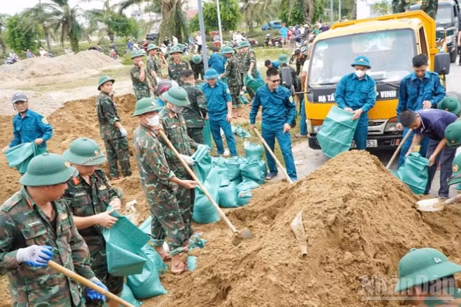 Đoạn sông Vinh vỡ trên đường Vĩnh Giang trong sáng nay. 