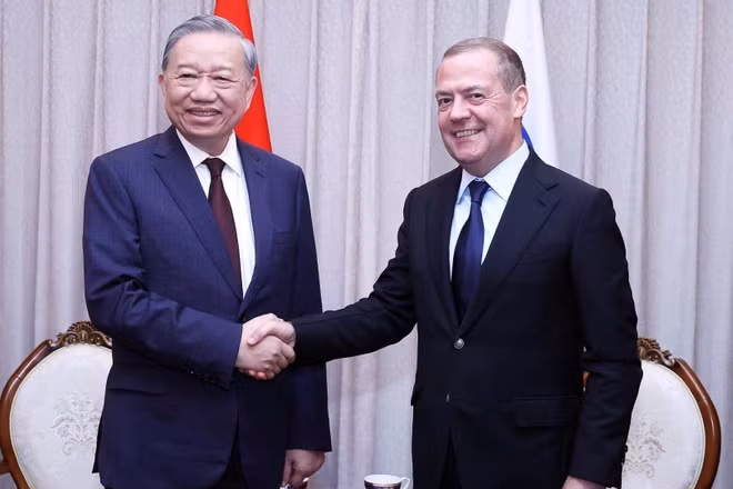 Tổng Bí thư Tô Lâm gặp Chủ tịch Đảng Nước Nga Thống nhất, Phó Chủ tịch Hội đồng An ninh Liên bang Nga Dmitry Medvedev.