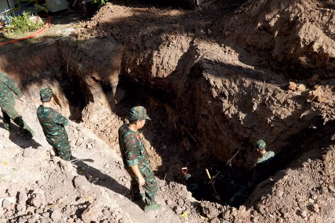 Công tác tìm kiếm, quy tập hài cốt liệt sĩ tại hố chôn thứ hai.