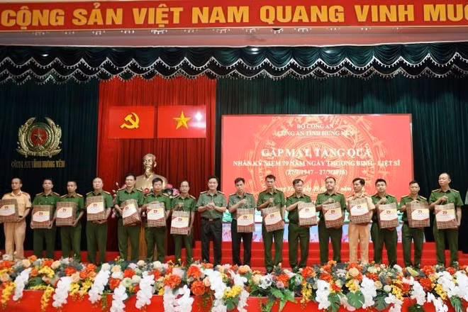 Đại tá Nguyễn Thành Sơn, Phó Giám đốc Công an tỉnh Hưng Yên trao quà tặng các đồng chí thương binh, thân nhân liệt sĩ đang công tác trong lực lượng Công an tỉnh.
