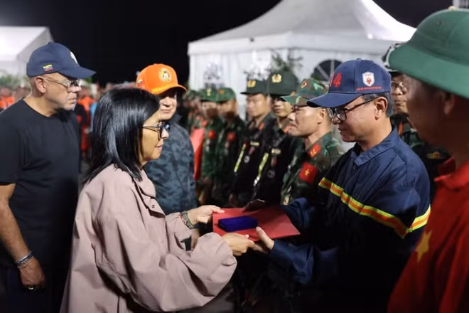 Quyền Tổng thống Venezuela Delcy Rodríguez thăm hỏi đoàn Việt Nam. (Ảnh: TTXVN)