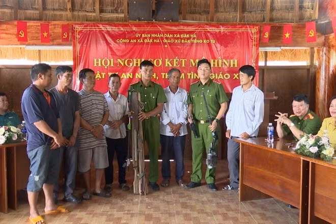 Lực lượng Công an xã Đăk Hà vận động giáo dân giao nộp công cụ hỗ trợ, vũ khí, vật liệu nổ qua mô hình “Trật tự an ninh, thắm tình giáo xứ”. (Ảnh: QUANG HƯNG)