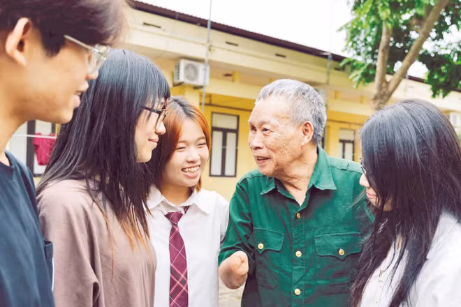 Thành viên dự án “Chuyện thời bình” lắng nghe chia sẻ của thương binh Đỗ Đăng Khuây tại Trung tâm Điều dưỡng thương binh Thuận Thành.