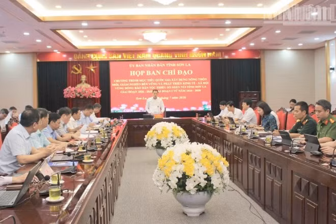 Đồng chí Nguyễn Đình Việt, Chủ tịch Ủy ban nhân dân tỉnh Sơn La chủ trì cuộc họp.
