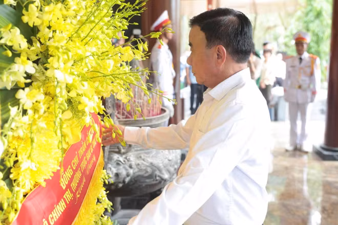 Thường trực Ban Bí thư Trần Cẩm Tú dâng hoa, dâng hương tưởng niệm Chủ tịch Hồ Chí Minh tại Khu di tích quốc gia đặc biệt Kim Liên.