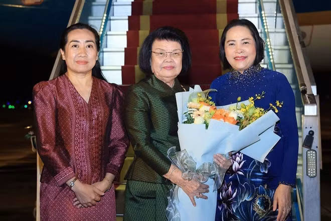 Phó Chủ tịch Quốc hội Nguyễn Thị Thanh đón Chủ tịch Quốc hội Campuchia Samdech Khuon Sudary tại sân bay quốc tế Nội Bài. (Ảnh: TTXVN)
