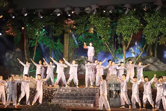 Chương trình nghệ thuật "Về nguồn" với chủ đề "Địa ngục trần gian" được tổ chức tại không gian Di tích quốc gia đặc biệt Nhà tù Sơn La.