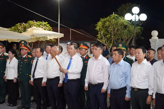 Đồng chí Phạm Gia Túc cùng các đại biểu dự lễ tri ân dâng hương các liệt sĩ hy sinh tại trận địa pháo Bãi Dừa