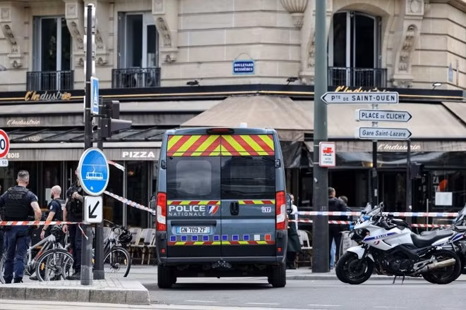 Cảnh sát được triển khai gần hiện trường vụ tấn công bằng dao ở thủ đô Paris (Pháp), ngày 27/7/2026. (Ảnh: THX/TTXVN phát)