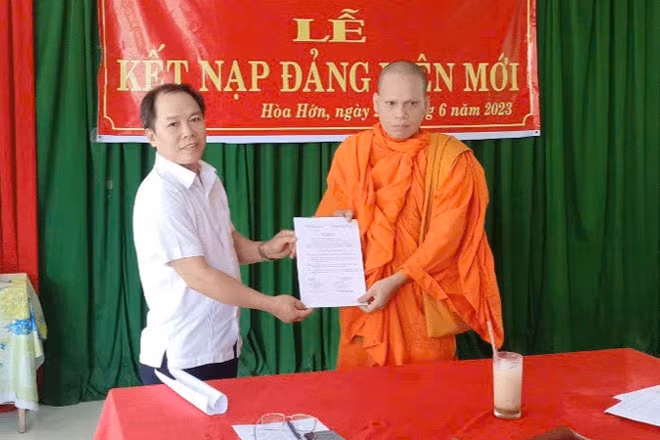 Lãnh đạo xã Định Hòa trao quyết định kết nạp đảng cho Đại Đức Danh Minh Tuấn, đảng viên chi bộ ấp Hòa Hớn, xã Định Hòa.