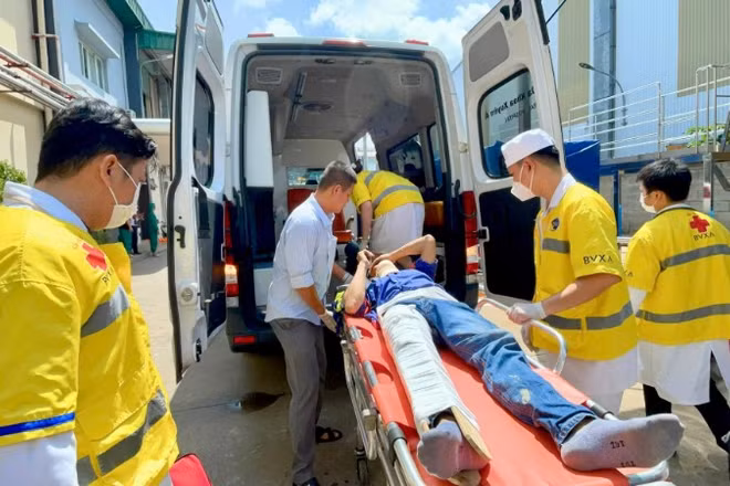 Người bị tai nạn lao động được vận chuyển từ hiện trường về bệnh viện điều trị.