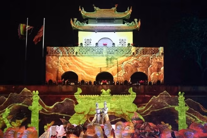 Công nghệ trình chiếu hiện đại biến di sản Hoàng thành Thăng Long thành sân khấu rực rỡ sắc màu. (Ảnh: NAM NGUYỄN)
