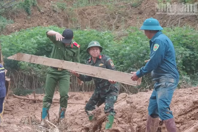 Cán bộ, chiến sĩ lực lượng vũ trang xã Ngọc Chiến, tỉnh Sơn La giúp người dân bản Lọng Cang, xã Ngọc Chiến khắc phục hậu quả sau mưa lũ.