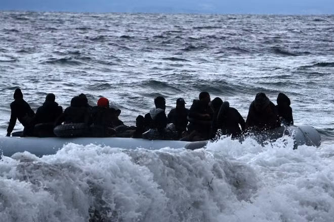 Người di cư trên thuyền ở ngoài khơi đảo Lesbos, Hy Lạp. (Ảnh tư liệu: THX/TTXVN)