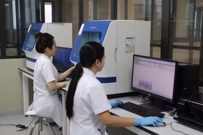 Cán bộ, kỹ thuật viên Khoa Xét nghiệm sinh học, Viện Pháp y Quân đội thực hiện quy trình giám định ADN hài cốt liệt sĩ. (Ảnh: THẾ ĐẠI)