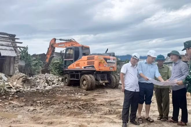 Lãnh đạo phường Vũng Áng trực tiếp đôn đốc, chỉ đạo thực hiện công tác giải phóng mặt bằng dự án đường trục chính nối Quốc lộ 1 với cảng nước sâu Sơn Dương-Vũng Áng.