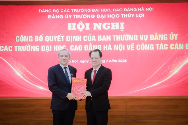 Đồng chí Nguyễn Thanh Sơn trao Quyết định chuẩn y chức danh Bí thư Đảng ủy cho Giáo sư, Tiến sĩ Nguyễn Trung Việt. 