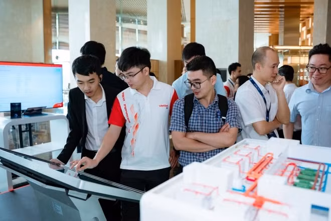 Doanh nghiệp công nghệ số tìm hiểu các giải pháp về hạ tầng số và dữ liệu tại Hội nghị Data Center & Cloud Infrastructure Summit (DCCI Summit) 2026.