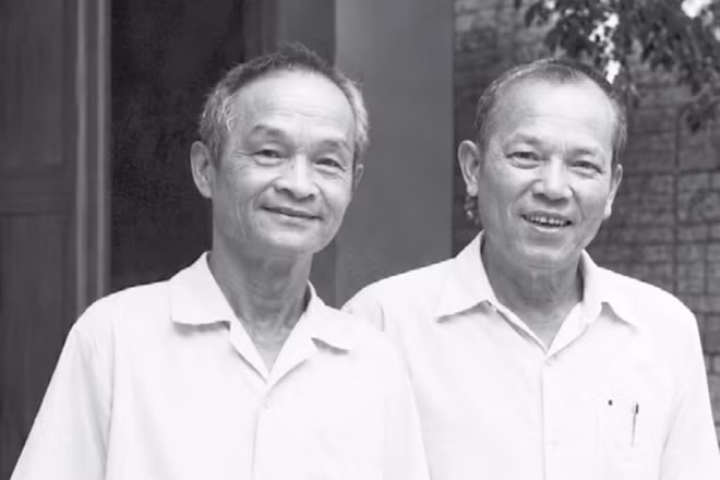 Nhà báo Đức Thi (bên trái) và nhà báo Tân Thanh ở Campuchia.