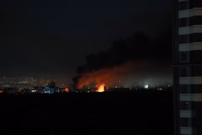 Khói và lửa bốc lên sau loạt tiếng nổ ở Kiev, Ukraine ngày 2/6/2026. (Ảnh: THX/TTXVN)