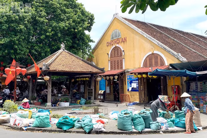 Những bì lá mồng 5 được bày bán góc chợ Hội An.