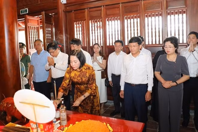 Đồng chí Nguyễn Thị Thanh, Ủy viên Trung ương Đảng, Phó Chủ tịch Quốc hội cùng thành viên Đoàn công tác thành kính dâng hương tưởng niệm Chủ tịch Hồ Chí Minh vĩ đại.
