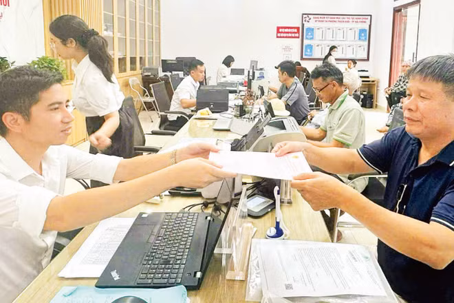 Người dân phường Thạch Khôi, thành phố Hải Phòng nhận kết quả giải quyết thủ tục hành chính.