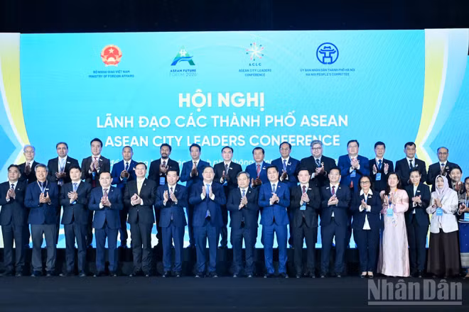 Phó Thủ tướng Thường trực Phạm Gia Túc và lãnh đạo Bộ Ngoại giao, Ủy ban nhân dân thành phố Hà Nội cùng các đại biểu dự hội nghị. (Ảnh: DUY LINH)