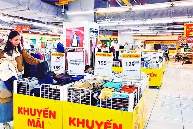 Doanh nghiệp bán lẻ kỳ vọng, các chương trình khuyến mại, giảm giá sẽ góp phần thu hút mua sắm, kích cầu tiêu dùng trong các tháng cuối năm. (Ảnh: Nguyên Trang)