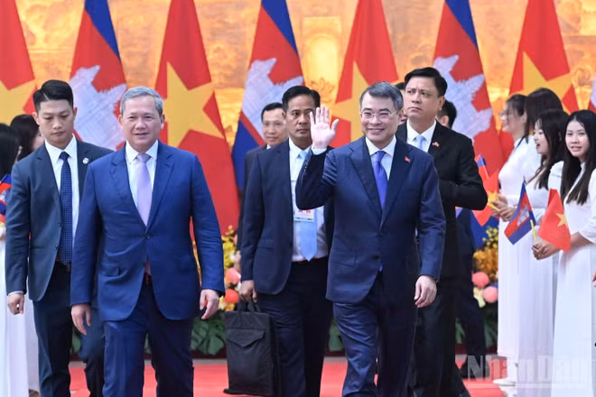 Thủ tướng Lê Minh Hưng và Thủ tướng Vương quốc Campuchia Samdech Moha Borvor Thipadei Hun Manet.
