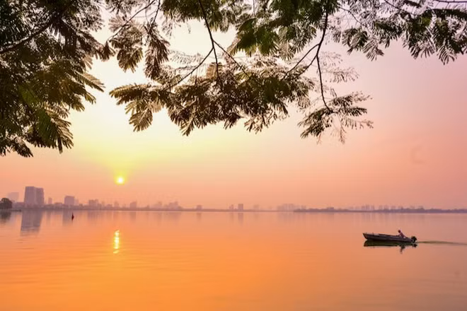 Hoàng hôn trên hồ Tây (Hà Nội).