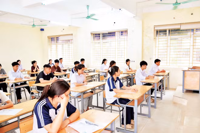 Thí sinh làm thủ tục kỳ thi tốt nghiệp trung học phổ thông năm 2026 tại điểm thi Trường trung học phổ thông A Thanh Liêm, tỉnh Ninh Bình. (Ảnh: THẾ ĐẠI)