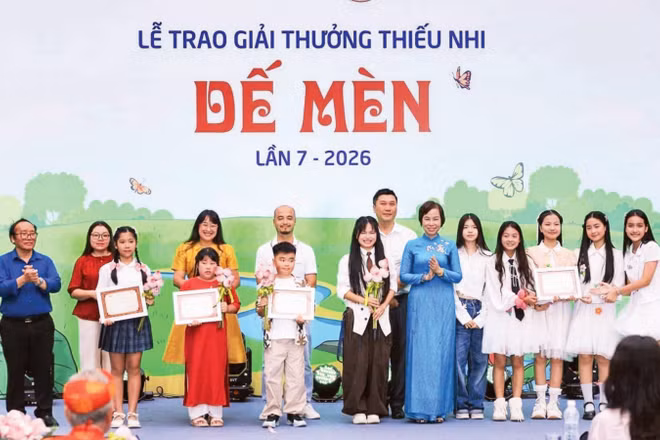Trao phần thưởng của Hội đồng Giám khảo dành tặng những tác phẩm mang dấu ấn sáng tạo đặc biệt của Giải thưởng Thiếu nhi Dế Mèn năm 2026 (Ảnh: HOÀNG HIẾU)