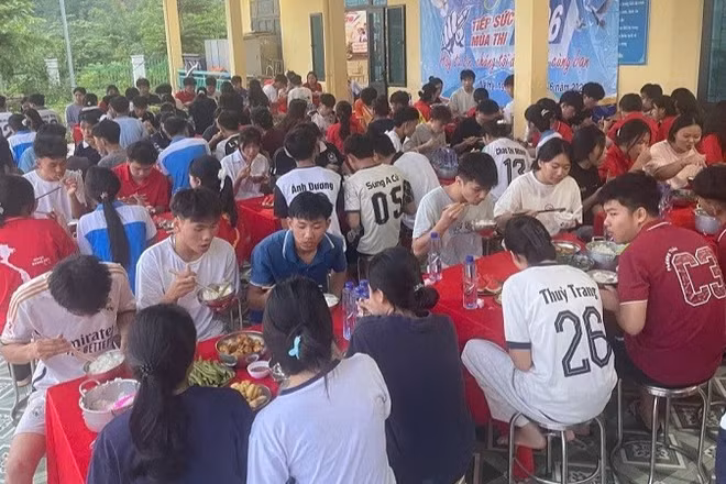 Từ chiều 10/6, các em học sinh 2 trường tại Nà Hỳ được các cô, chú tình nguyện viên phục vụ cơm ăn, nước uống tại trường, giúp các em yên tâm. (Ảnh: TRẦN YẾN)