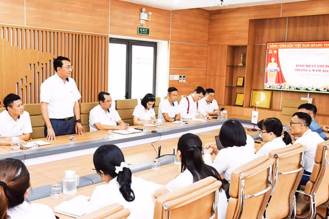 Một buổi sinh hoạt của Chi bộ Công ty cổ phần luyện thép cao cấp Việt-Nhật (Ảnh TRẦN HẢI)