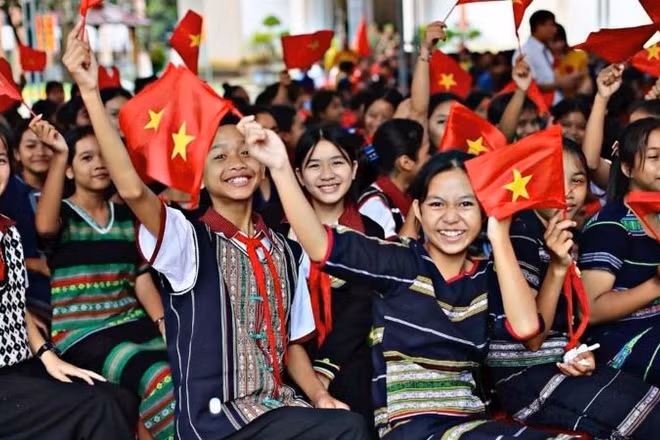 Niềm vui của các em học sinh vùng đồng bào dân tộc thiểu số ở Lâm Đồng.