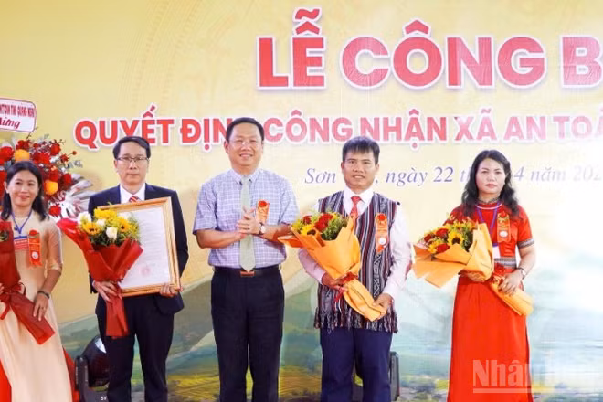 Trao Quyết định của Chủ tịch Ủy ban nhân dân tỉnh Quảng Ngãi công nhận xã An toàn khu cho lãnh đạo xã Sơn Tây.