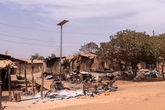 Cảnh tàn phá khi các tay súng tấn công và phóng hỏa ở khu vực Woro và Nuku ở bang Kwara, Nigeria ngày 5/2/2026. (Ảnh: Anadolu Agency/TTXVN)