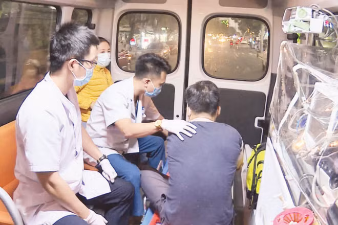 Nhân viên y tế Trung tâm cấp cứu 115 Đà Nẵng trên đường đi cấp cứu cho bệnh nhân.