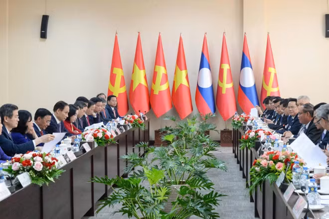 Thường trực Ban Bí thư Trần Cẩm Tú hội đàm với Thường trực Ban Bí thư Đảng Nhân dân Cách mạng Lào Vilay Lakhamphong. (Ảnh: TIỂU PHƯƠNG-TRỊNH DŨNG)
