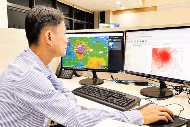 Dự báo viên sử dụng ứng dụng AI để phân tích, dự báo thiên tai (Ảnh: MINH CƯỜNG)