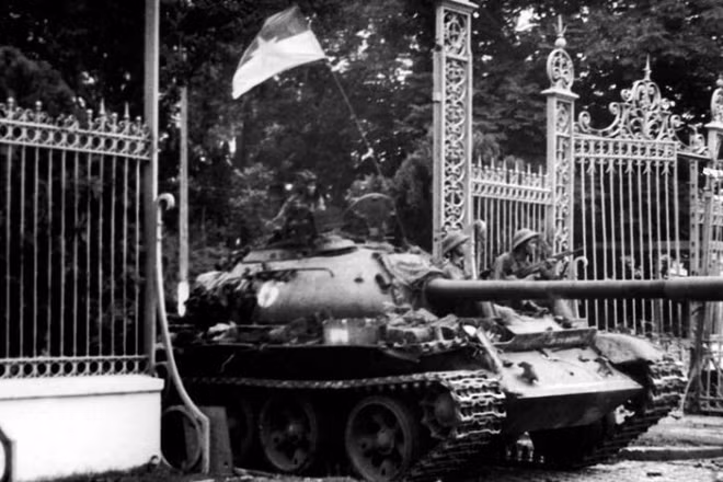 11 giờ 30 phút ngày 30/4/1975, xe tăng quân Giải phóng băng qua cánh cổng sắt, đánh chiếm Phủ Tổng thống ngụy Sài Gòn, sào huyệt cuối cùng của quân địch, kết thúc oanh liệt cuộc trường chinh 30 năm chống ngoại xâm của dân tộc. (Ảnh: Mai Hưởng/TTXVN]