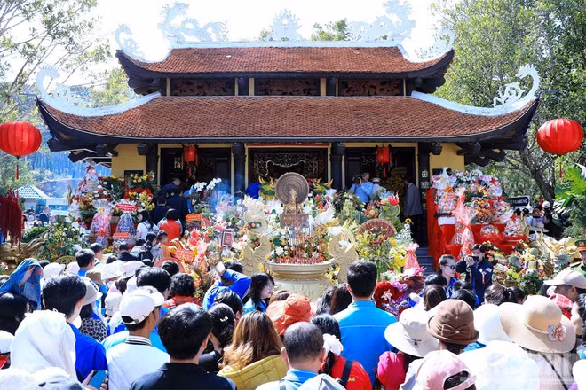 Đông đảo người dân địa phương và du khách tham dự Lễ dâng hương Quốc Tổ tại Đền thờ Âu Lạc.