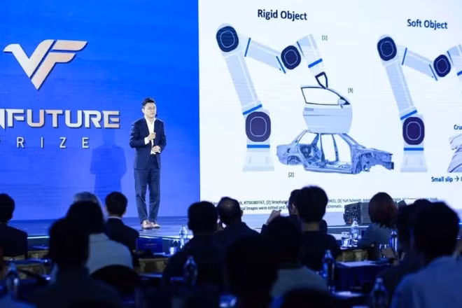 Thuyết trình về robot và tự động hóa tại Vinfuture. (Ảnh: TTXVN)