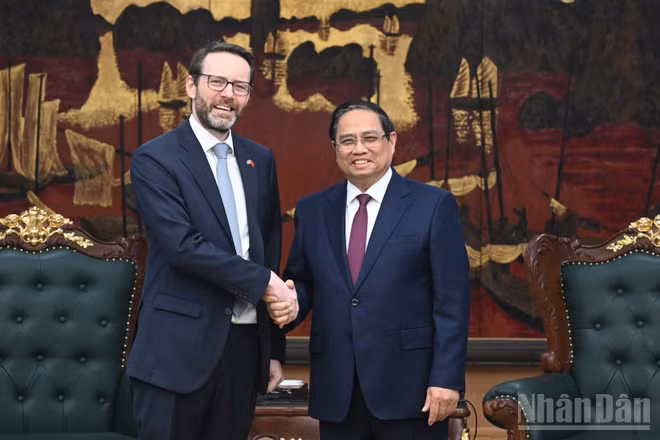 Thủ tướng Phạm Minh Chính và Đại sứ Liên hiệp Vương quốc Anh và Bắc Ireland tại Việt Nam Iain Frew.