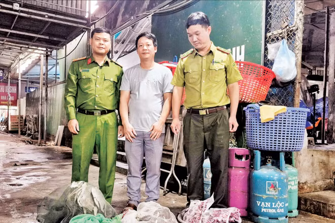 Lực lượng chức năng kiểm tra, phát hiện hàng trăm cá thể chim hoang dã tại một nhà hàng ở tỉnh Ninh Bình. (Ảnh: C05)