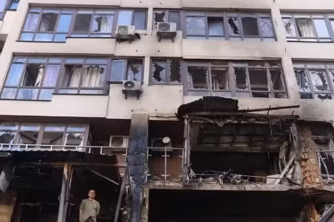 Một tòa nhà bị hư hỏng tại quận Shevchenkivskyi ở thủ đô Kiev, Ukraine ngày 21/7/2025. (Ảnh: THX/TTXVN)
